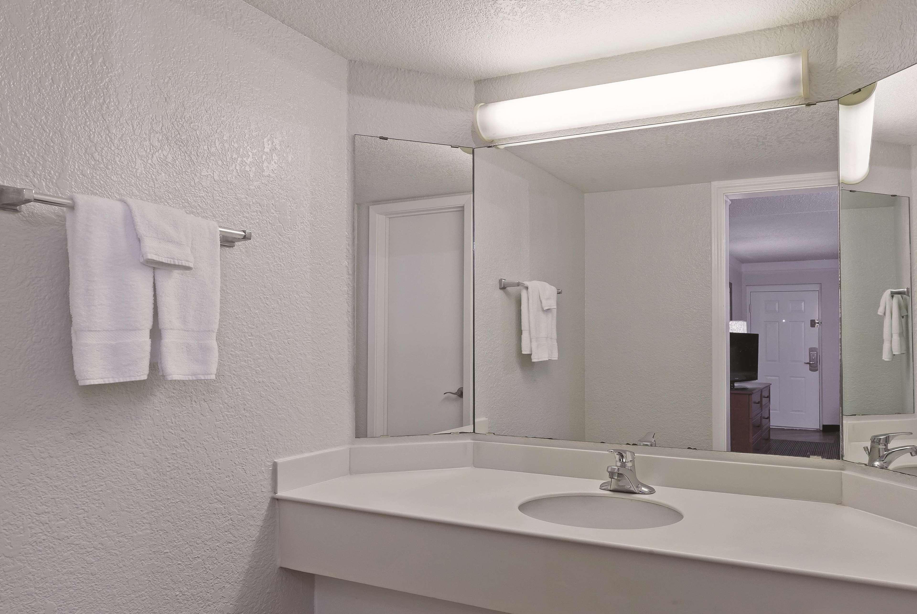 Travelodge By Wyndham Houston Cy-Fair Exterior photo
